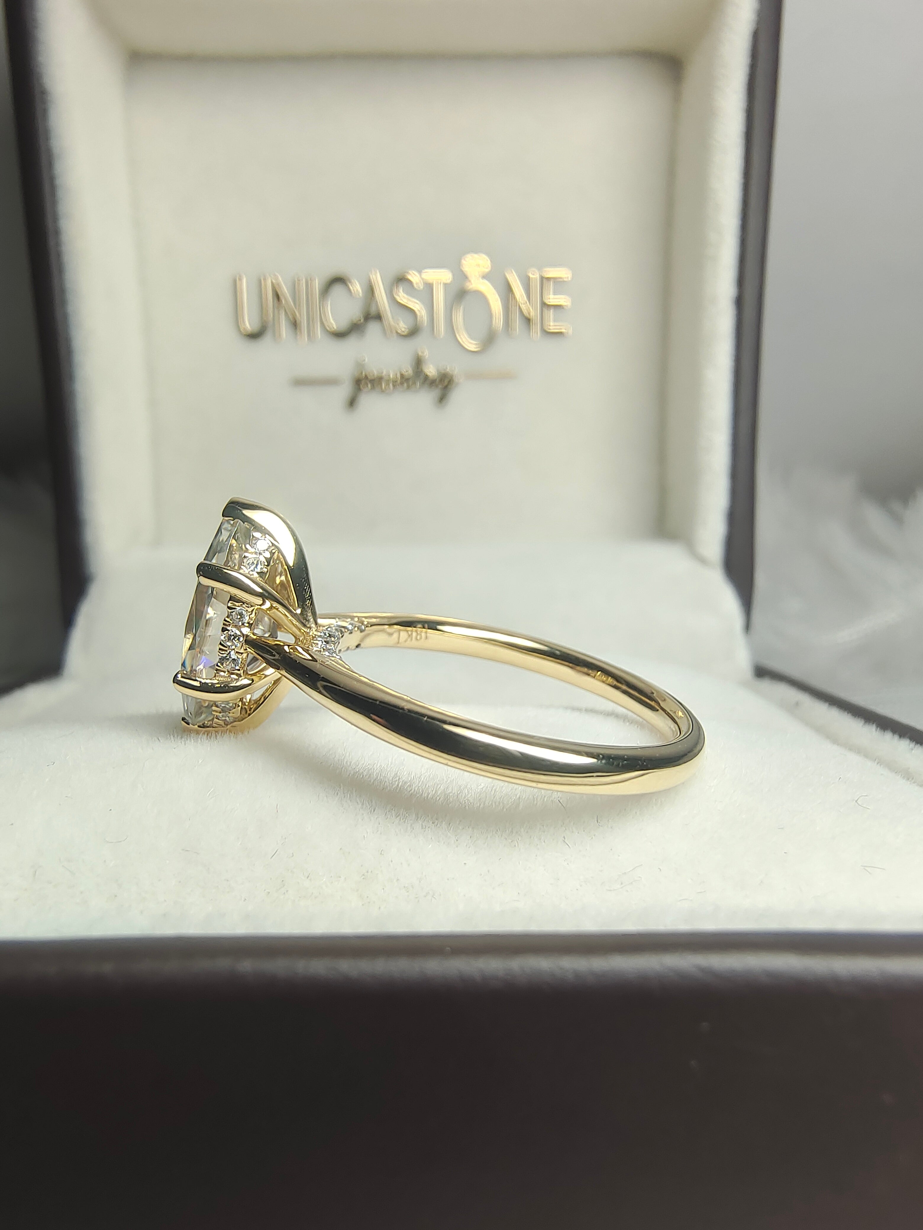 18k Solid Gold Engagement Ring by UnicaStone