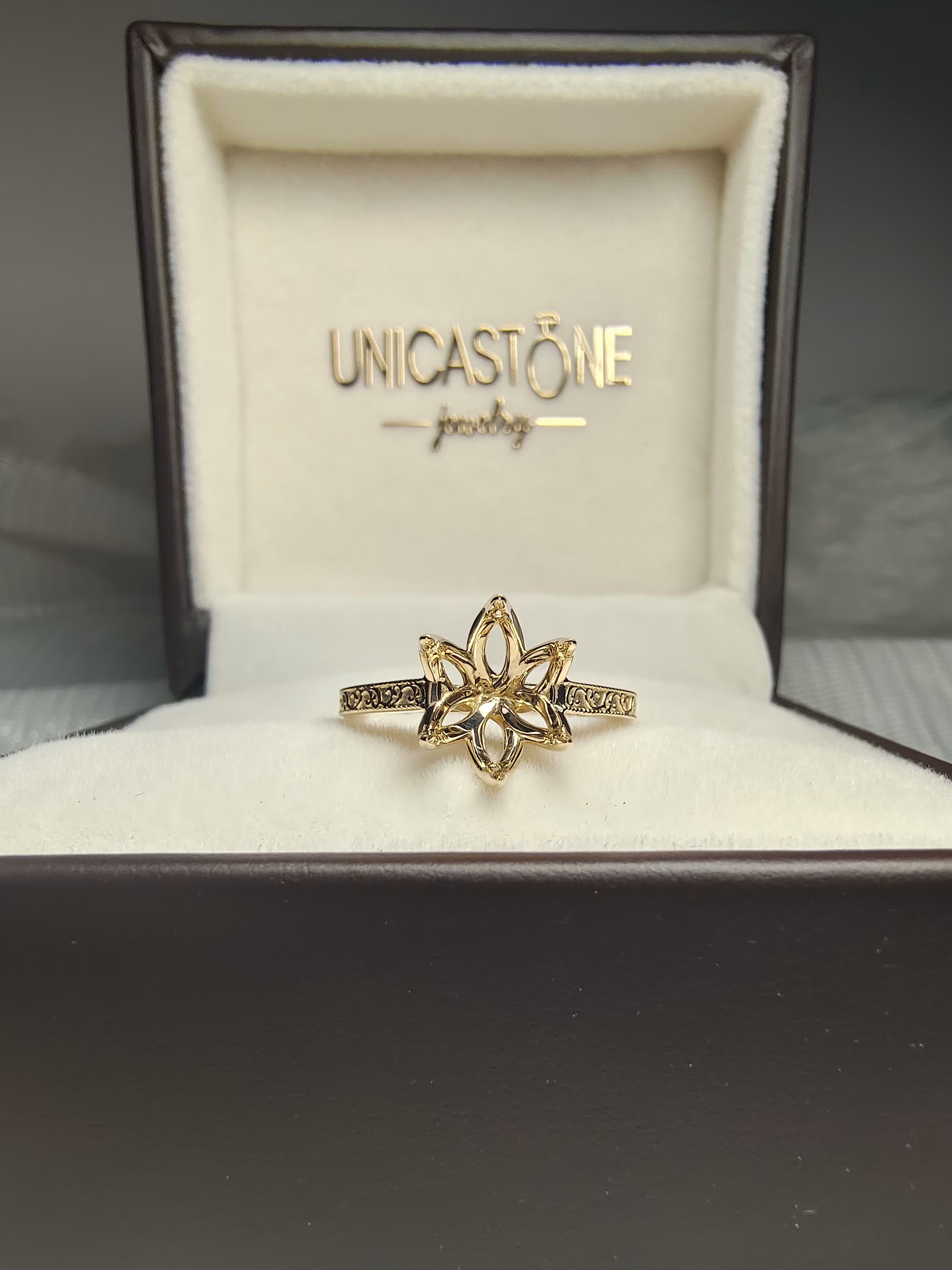 Engraved engagement ring setting by UnicaStone