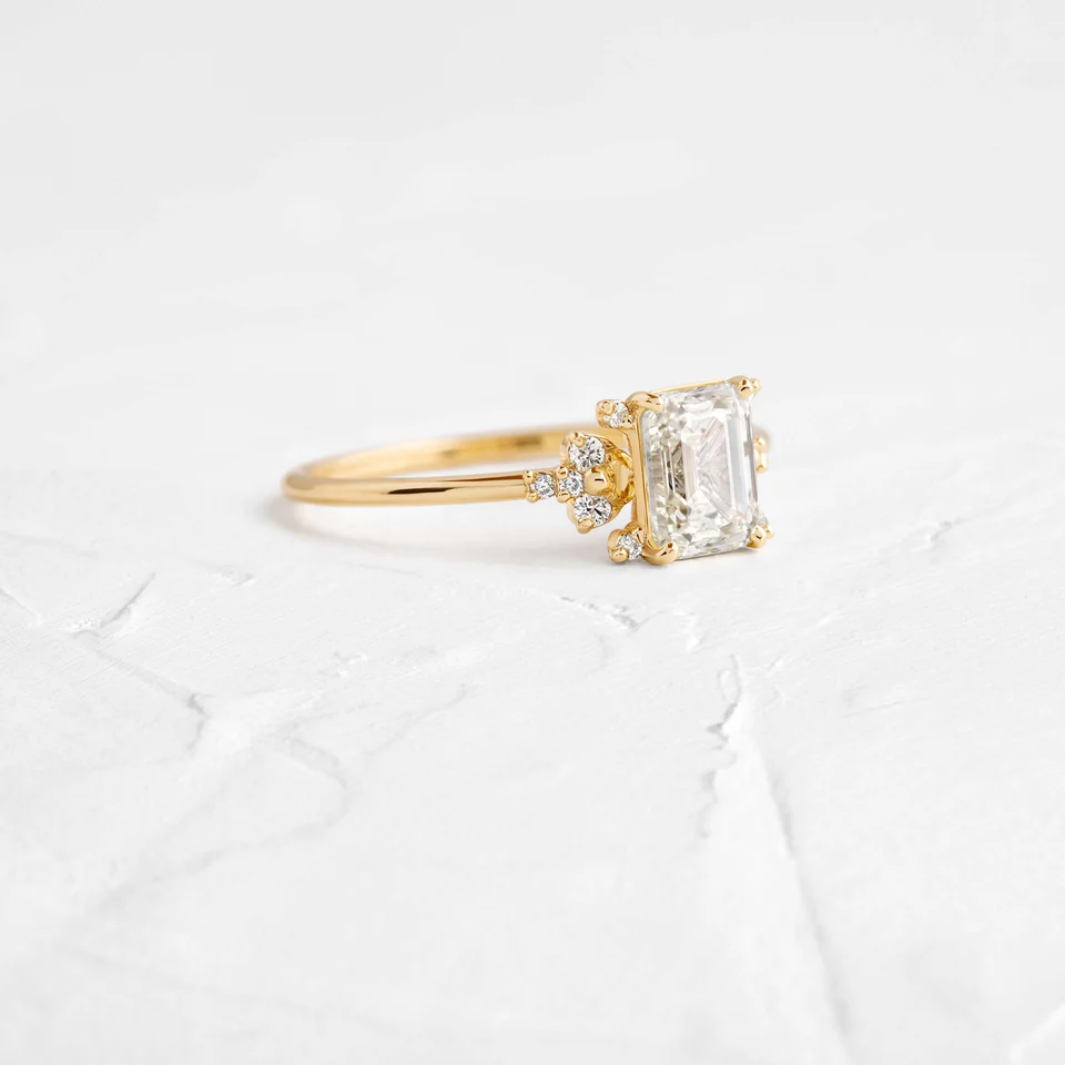 Lara - Oval Solitaire with Twisted Pavé Band