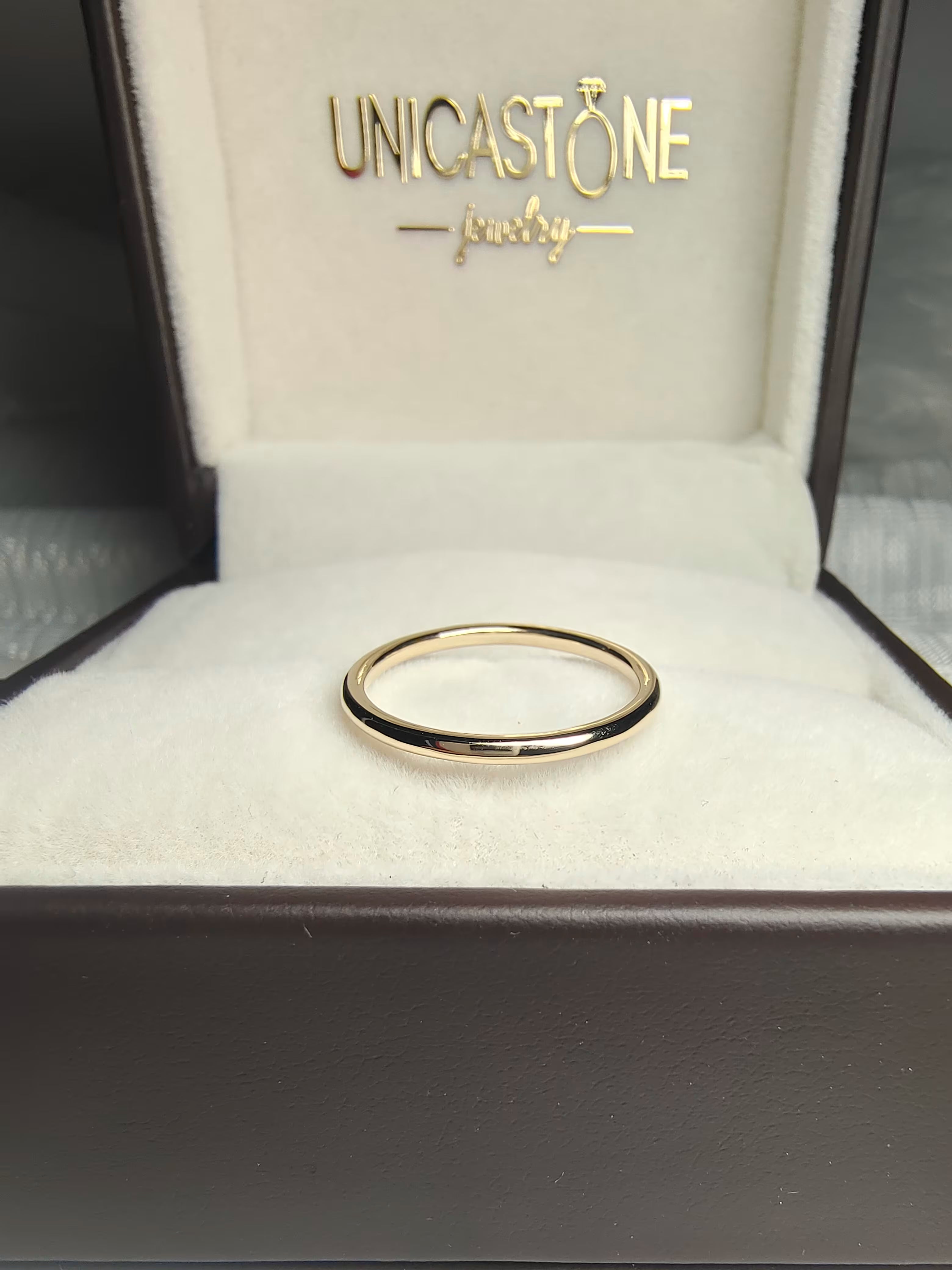 women’s wedding band plain gold by UnicaStone
